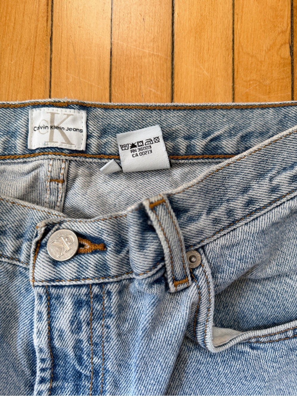 Vintage 90s Calvin Klein Light Wash Jean Shorts Jorts Leather Patch Mens Sz. 33 - Picture 5 of 9